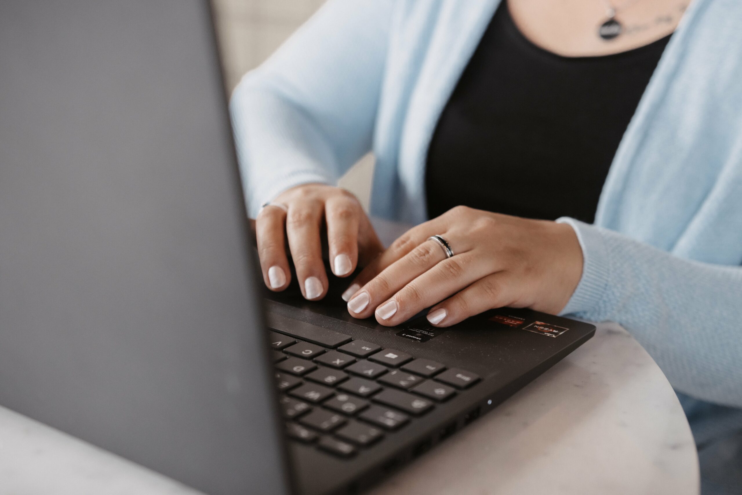 Frau am Laptop beim Arbeiten.