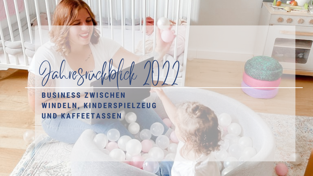 Titelbild Jahresrückblick 2022 - Ich mit meinem Laptop auf dem Schoß und meiner Tochter im Bällebad.